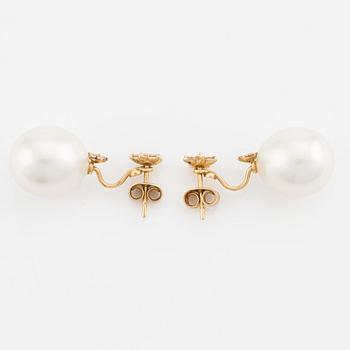 Ole Lynggaard, Charlotte Lynggaard, Earrings, "Shooting Star" 18K gold with South Sea pearls and brilliant-cut diamonds.