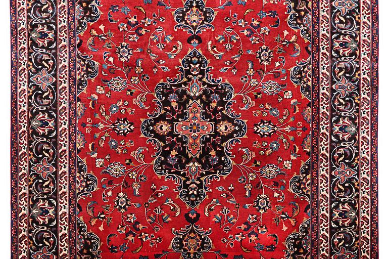 A Kashan carpet, c. 285 x 202 cm.