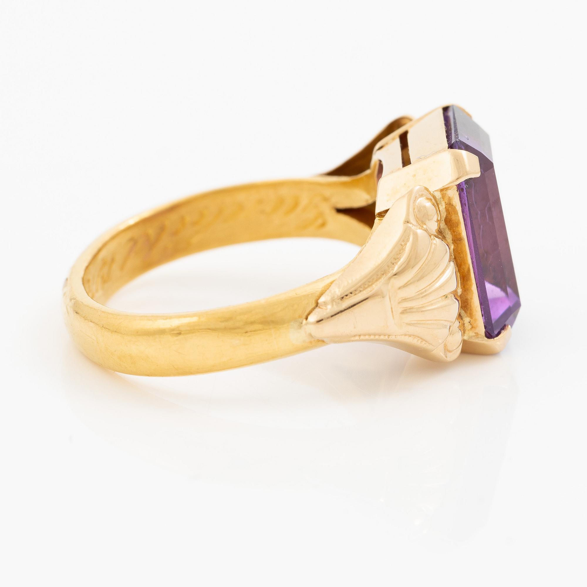 Ring 23K gold with synthetic stone.