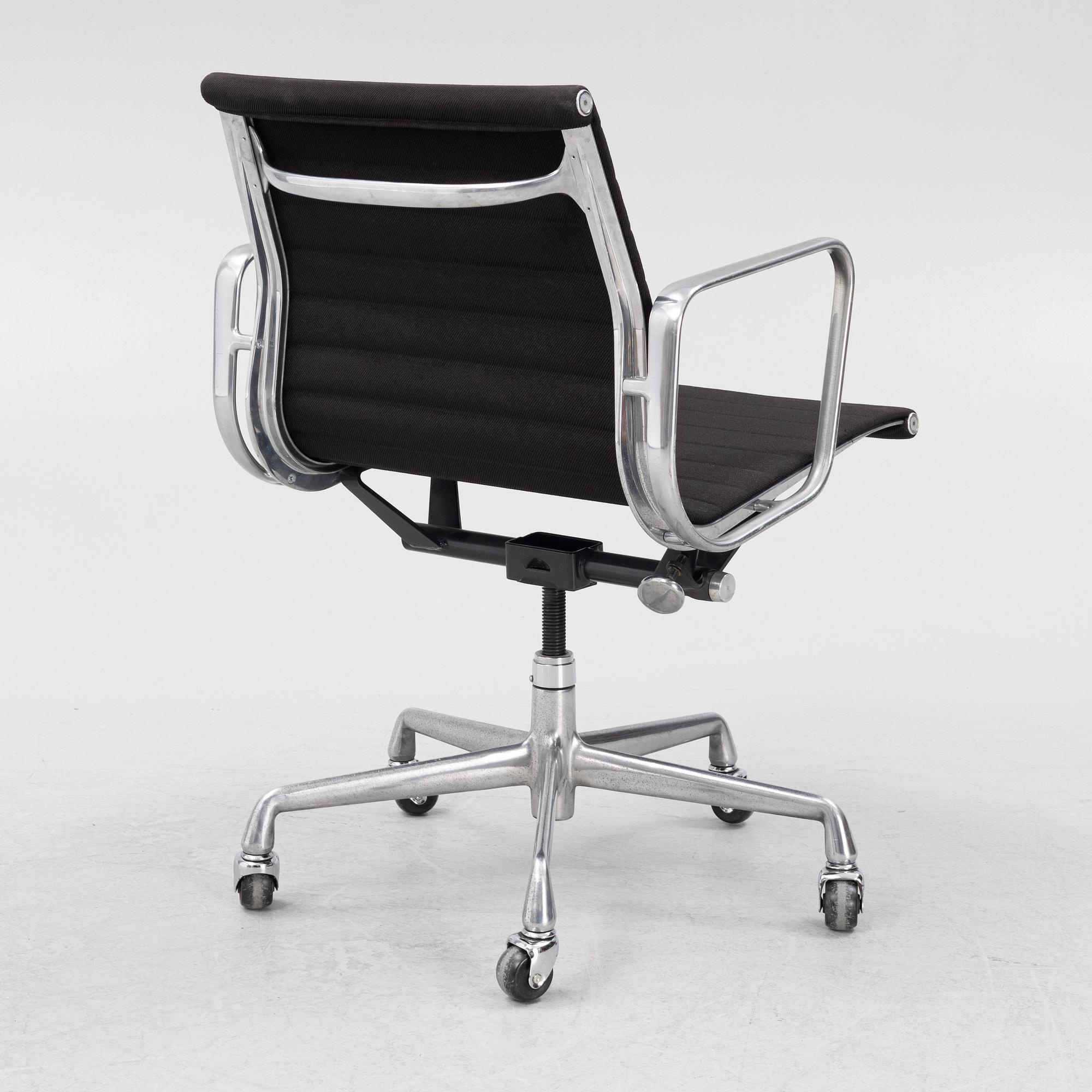 Charles & Ray Eames, skrivbordsstol, "EA335", Herman Miller 1997.