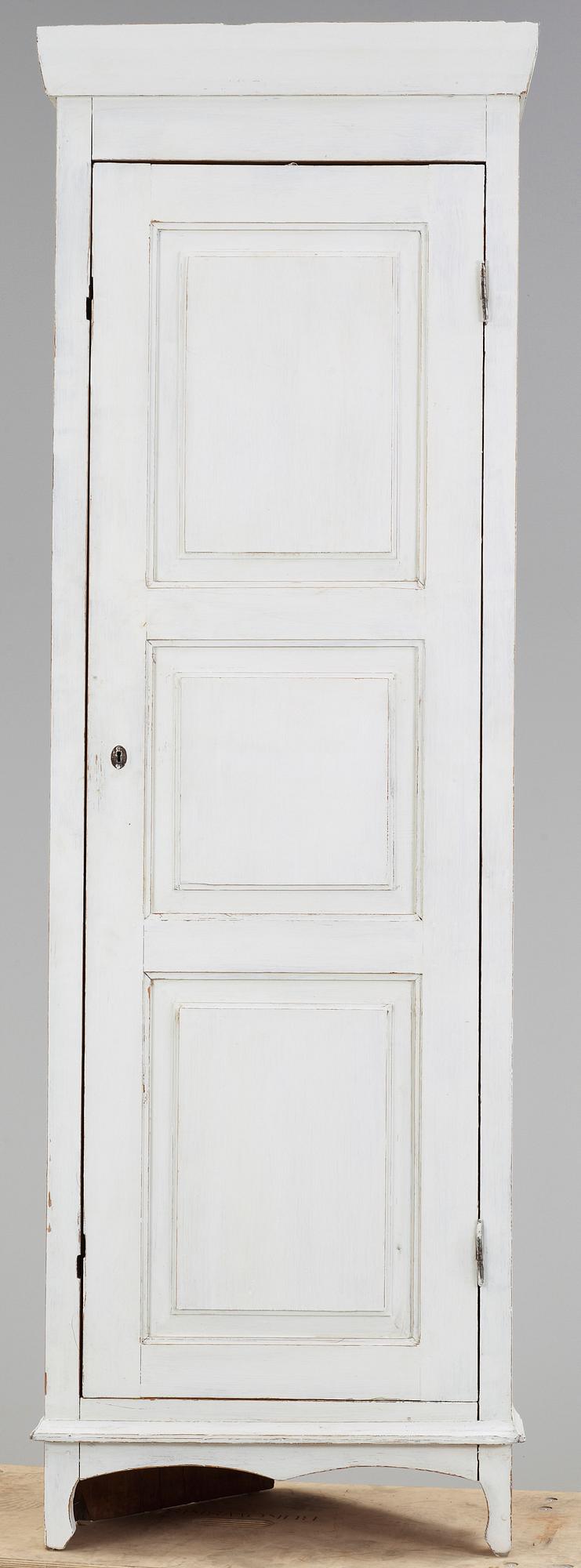 HÖRNSKÅP, 1800-talets mitt.