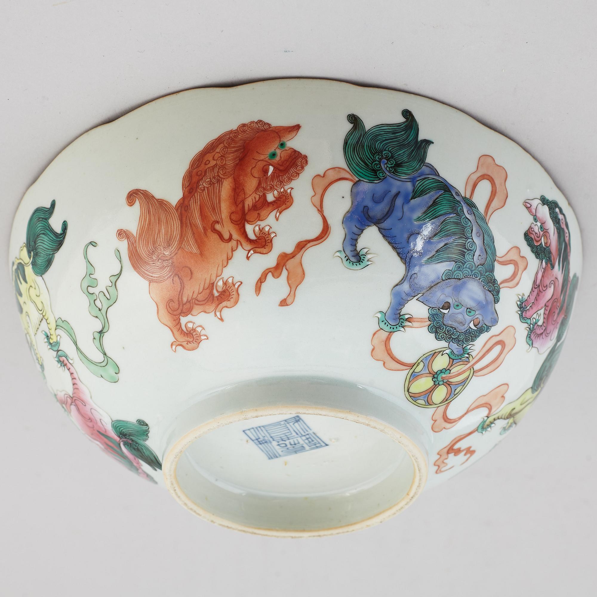 A Chinese famille rose bowl, early 20th century.