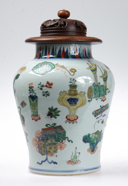 A Transitional wucai jar, 17th Century.