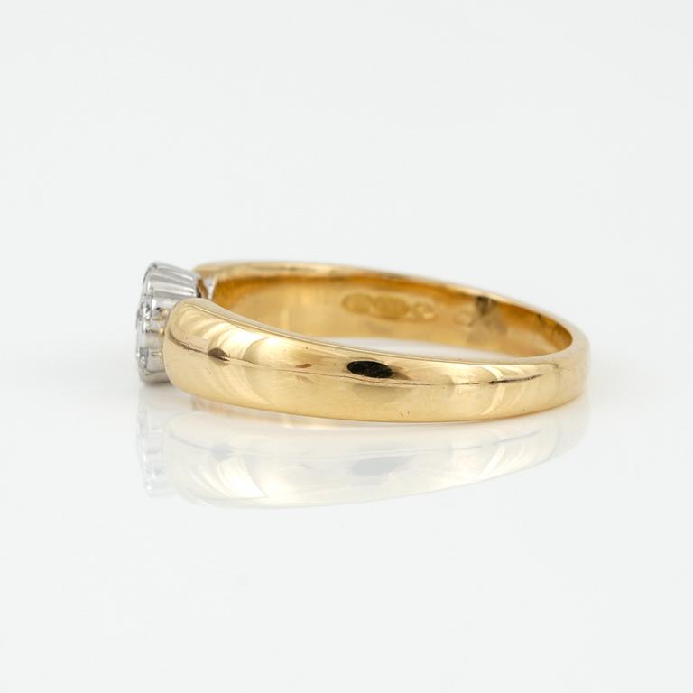 RING, 18K tvåfärgad guld med briljantslipade diamanter, tot ca 0,10 ct. Vikt ca 3,01 g.