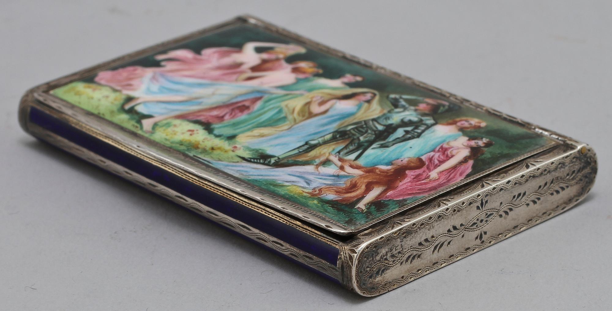 DOSA, silver och emalj, omkring sekelskiftet 1900. Vikt 112 g.