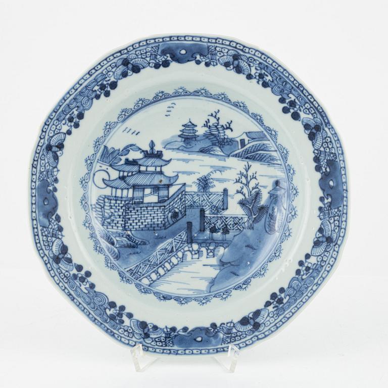 Servisdelar, porslin, 43 st, Kina, Qingdynastin, mestadels Qianlong (1735-95).