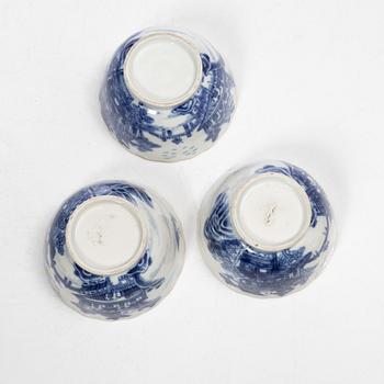 Parti, porslin samt fat i emalj på koppar, nio delar. Qingdynastin, 1700-tal.