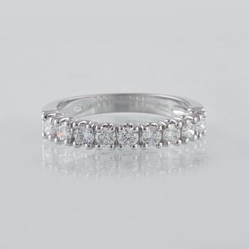 RING, 18K vitguld med 9 briljantslipade diamanter ca 0.72 ct, Milano, Italien.  Vikt 3,6 gram.