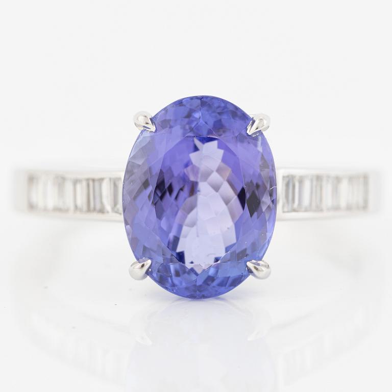 Ring in 18K white gold with tanzanite and baguette-cut diamonds.