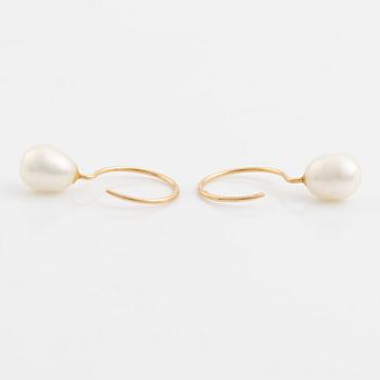 Ett par örhängen 18K guld med odlade sötvattenpärlor.