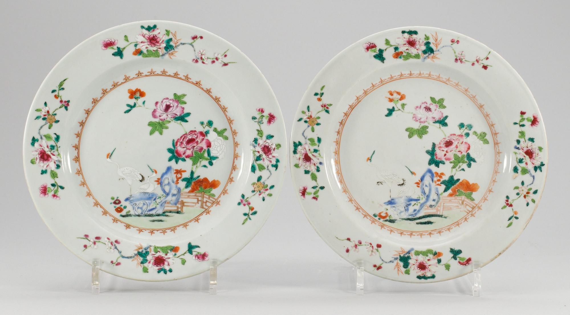 TALLRIKAR, ett par, porslin. Qing dynastin. Qianlong (1736-95).
