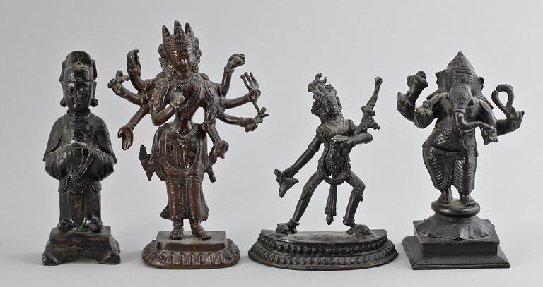 FIGURINER, 4 st, mässing resp järn, Indien. 1900-talets andra hälft.
