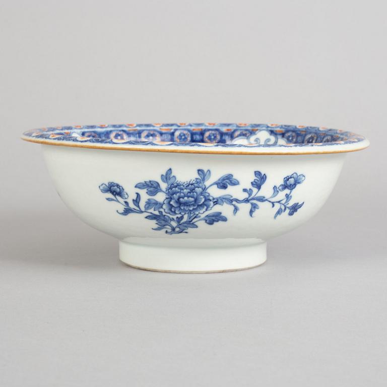 A famille rose bowl, Qing dynasty, Qianlong (1736-95).