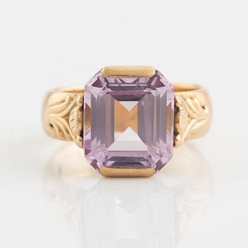 Ring 18K guld med en rosa sten.