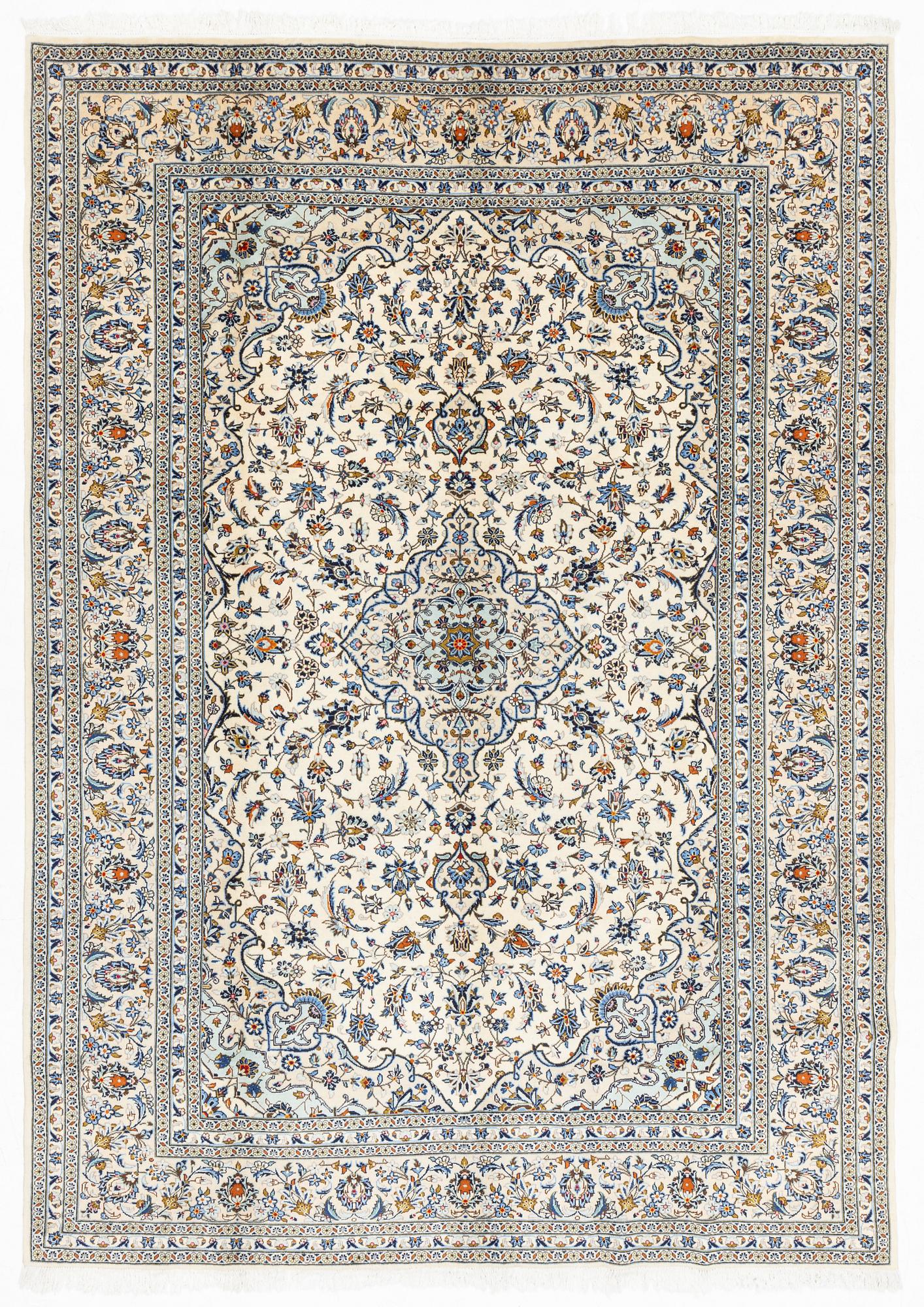 A Kashan carpet, approx. 349 x 248 cm.