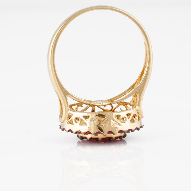 RING, 18K guld med baguetteslipade diamanter ca 0.25 ct samt fasettslipade rubiner ca 1.20 ct. Vikt 5,0 gram.