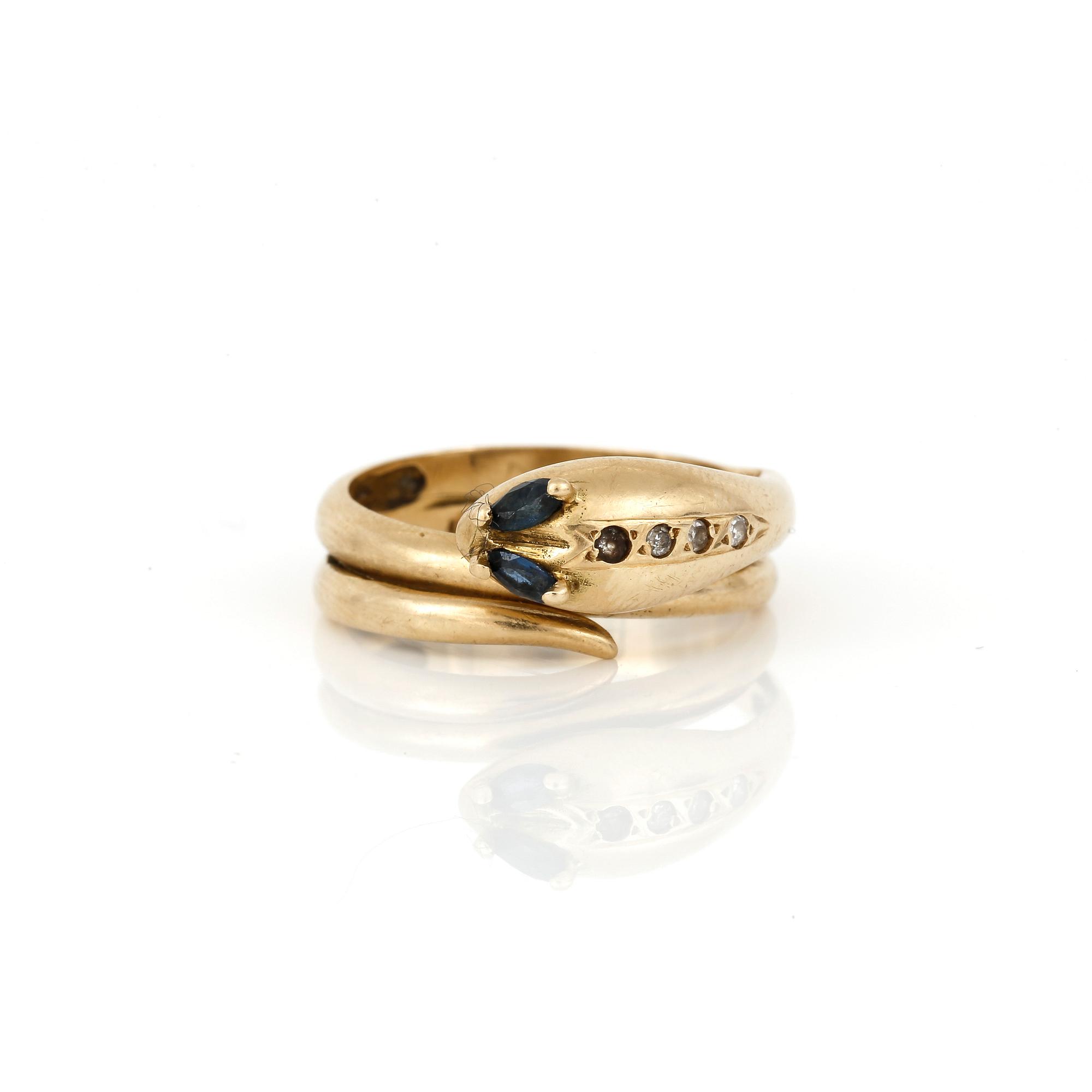 RING, 18K guld med små diamanter, tot ca 0,03 ct och sannolikt safirer. Total vikt ca 5,76 g.