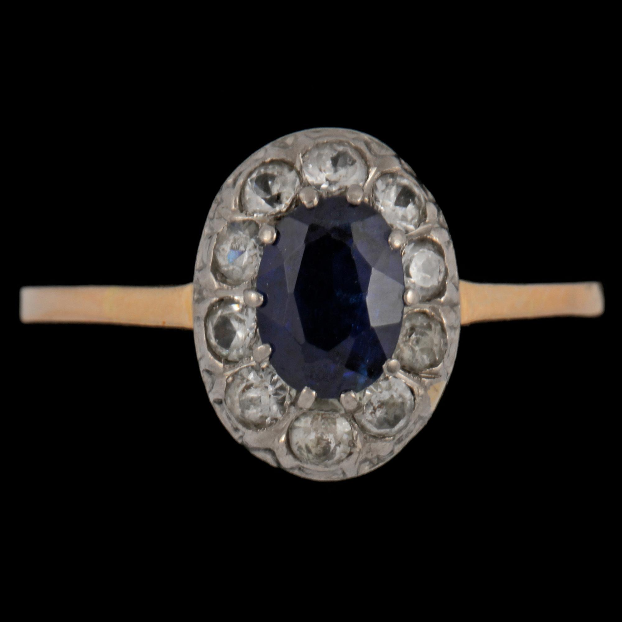 RING, 18k guld och vitguld med fasettslipad blå safir samt 10 äldre briljantslipde diamanater. Vikt 3 g.