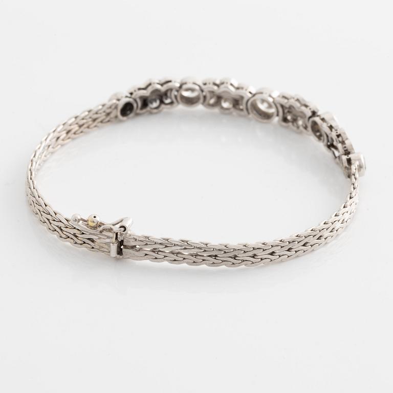 Bracelet 18K white gold with round brilliant-cut diamonds.