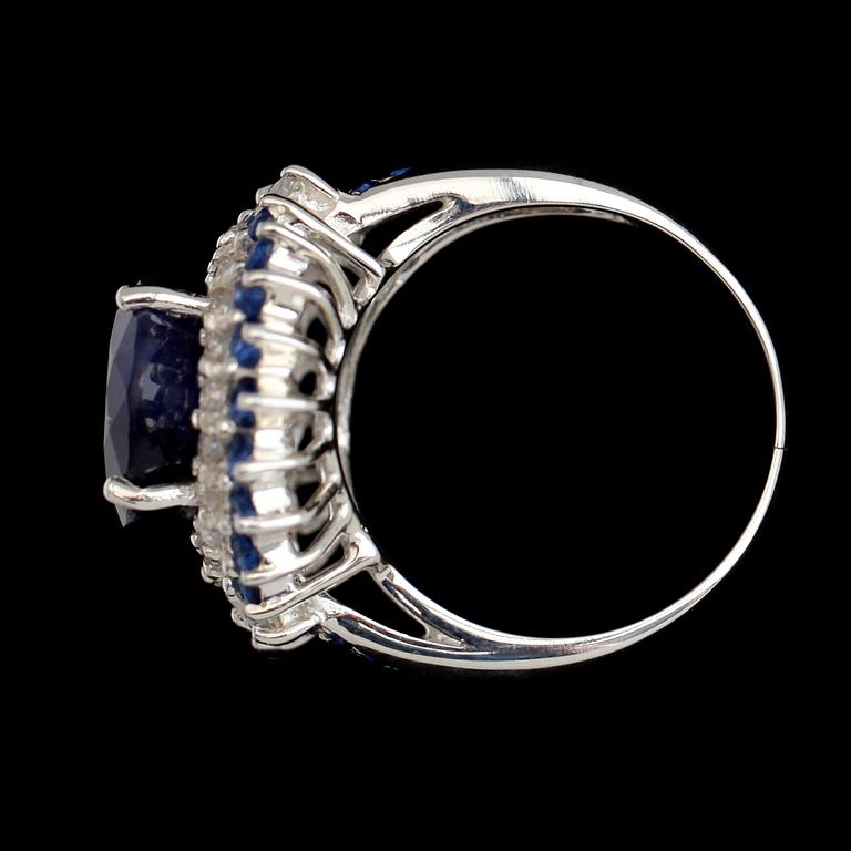 RING, vitguldspläterat sterlingsilver, blå safirer tot ca 9.35 ct. vita safirer tot ca 0.48 ct.