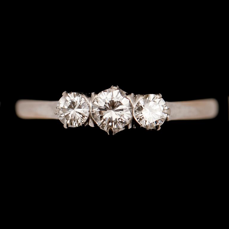 RING, 18 k vitguld, 1962, med 3 briljantslipade diamanter totalt 0.42 ct enligt gravyr.