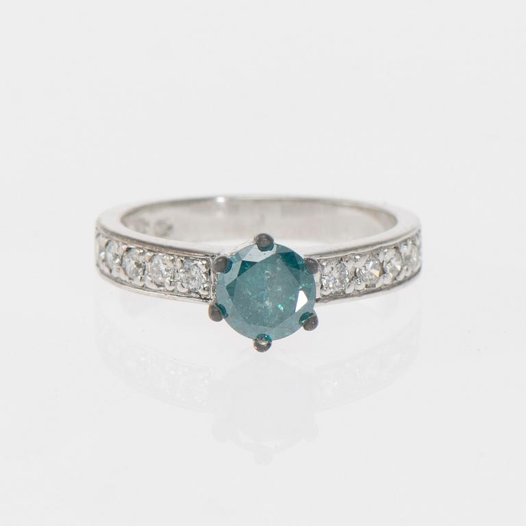 RING, 18K vitguld, färgad blå diamant, briljantslipade diamanter. Vikt ca 5,0 g.