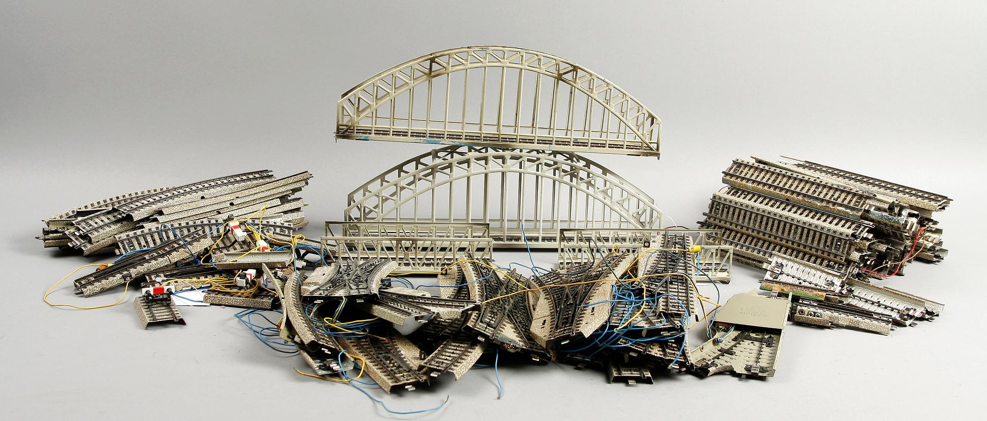 RÄLS, VÄXLAR samt BROAR, ca 115 delar, Märklin, H0.