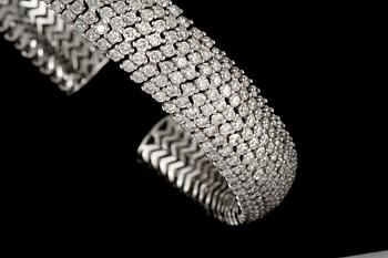 ARMRING, 18K vitguld med briljantslipade diamanter 12.88 ct. Vikt 49,5 gram.