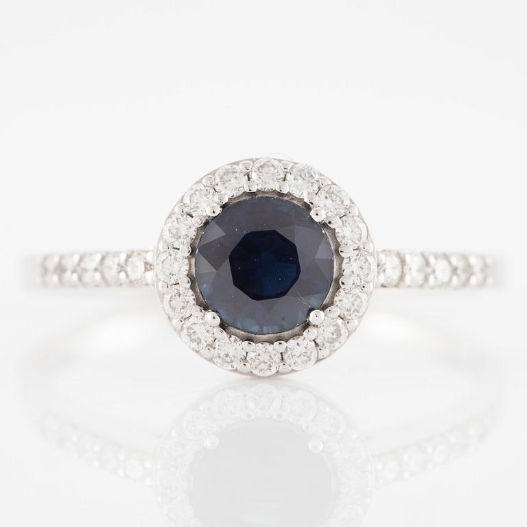 Ring in 14K white gold with a sapphire and brilliant-cut diamonds.