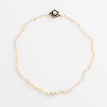 Pearl necklace, with graduated pearls.