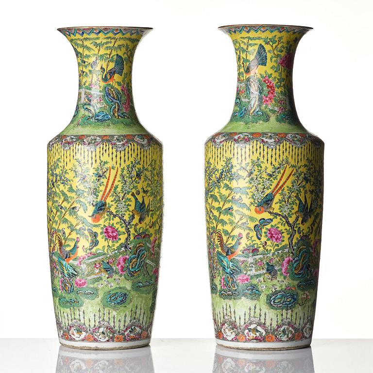 A pair of yellow ground famille rose '100 birds' vases, late Qing dynasty.