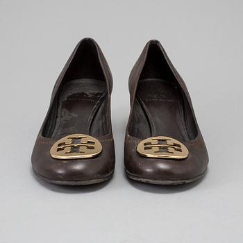 A pair of Tory Burch leather shoes, circa size 37.
