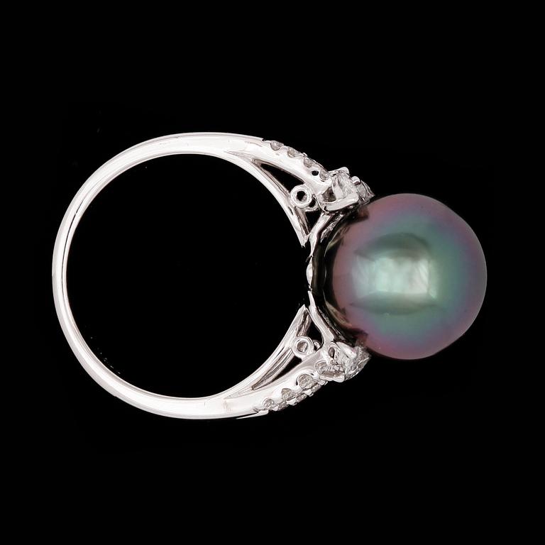 RING, odlad Tahitipärla, 12 mm, med navett- och briljantslipade diamanter, tot. ca 0.45 ct.