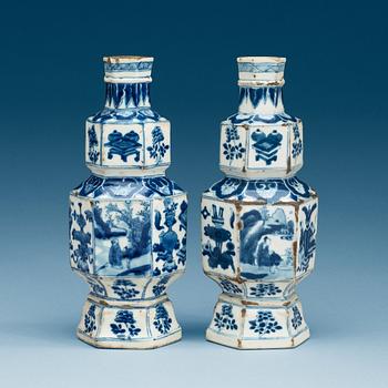 A pair of blue and white vases, Qing dynasty, Kangxi (1662-1722).