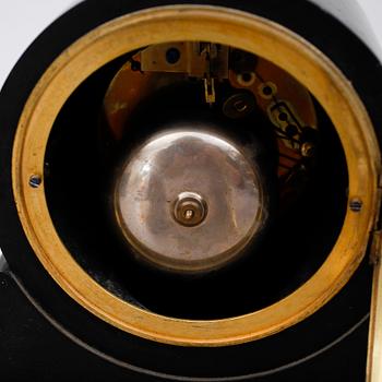 BORDSPENDYL, svart marmor, urverkets märkt A Brocot & Delettrez, Paris, 1800-talets andra hälft.