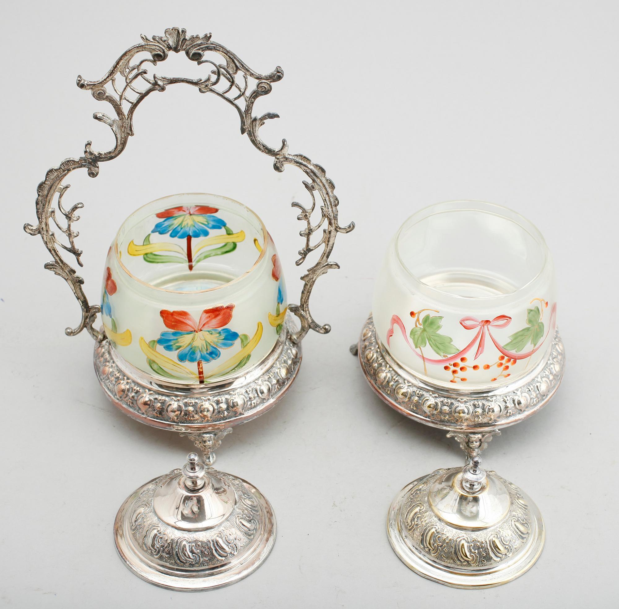 BONBONNIERER, 2 st, nysilver och glas, sekelskiftet 1800-/1900.