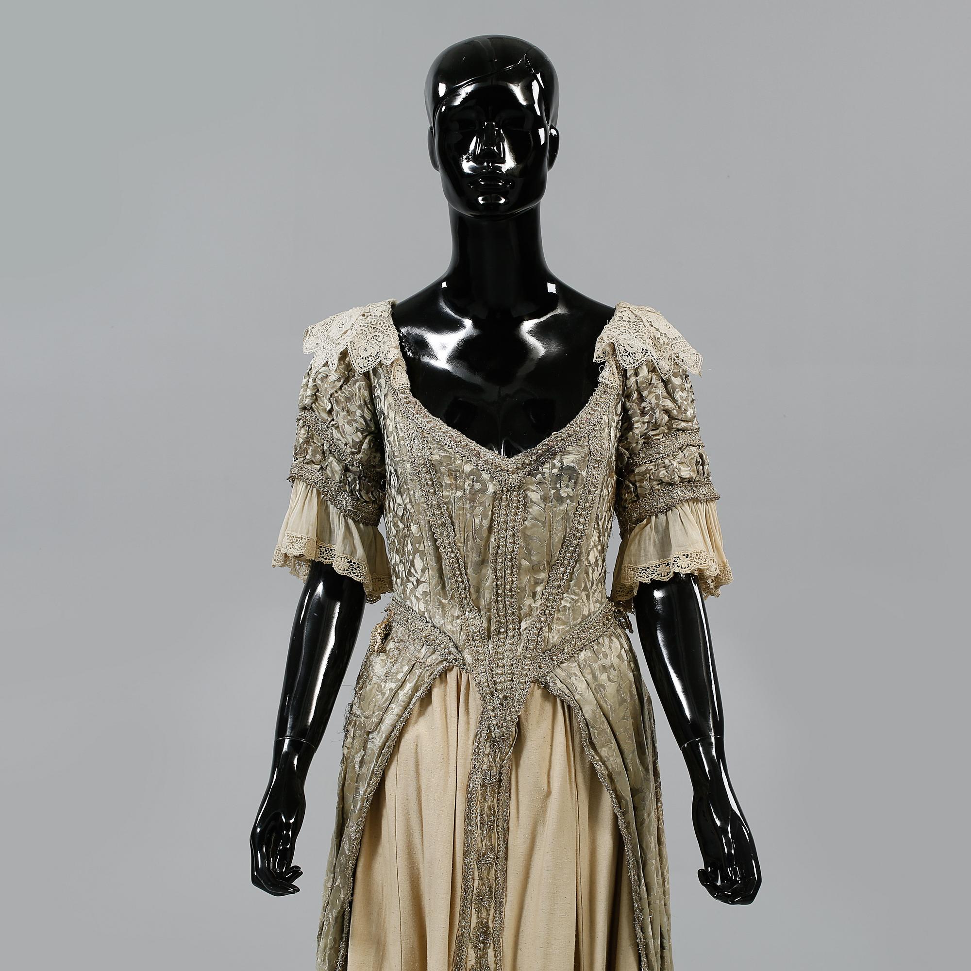 KOSTYM, 1900-talets första hälft.