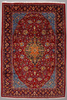 A CARPET, Sarouk, ca 315 x 223 cm.