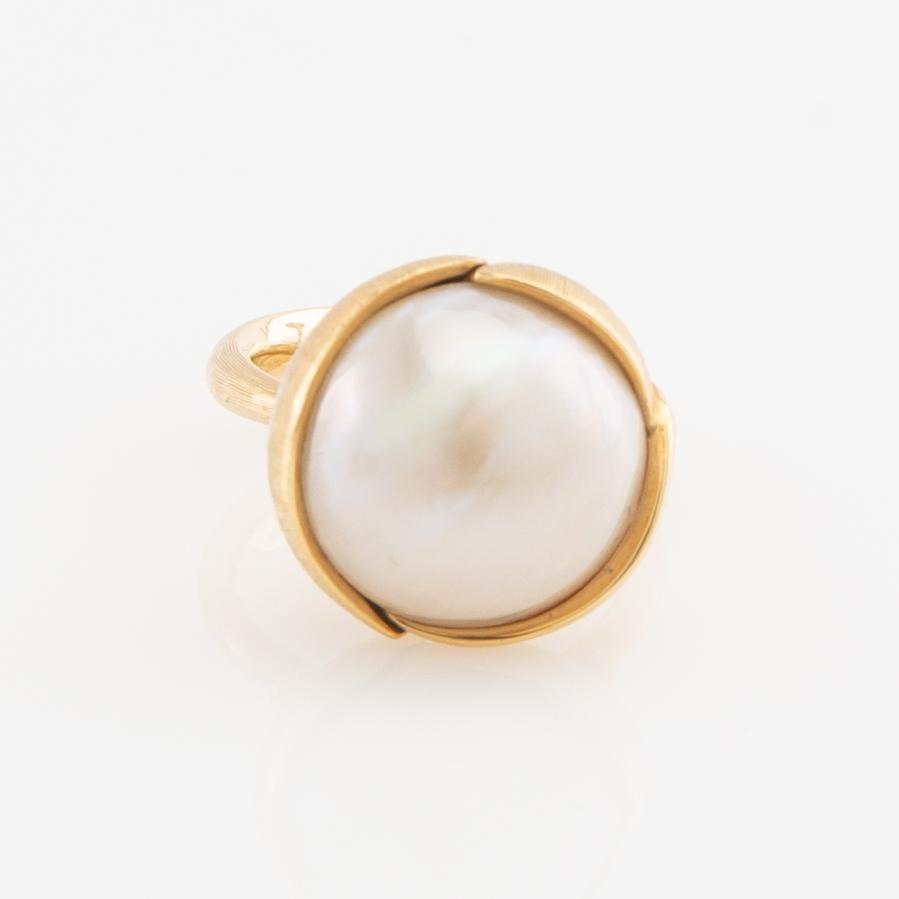 Ole Lynggaard, ring, "Lotus", 18k gold with white pearl.