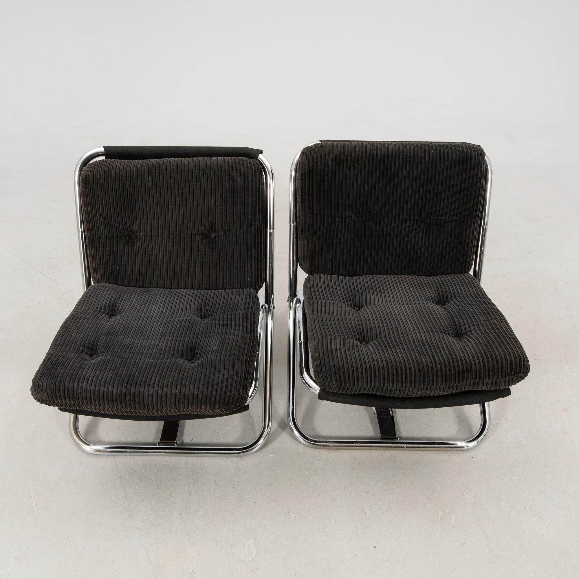 Armchairs, a pair, likely from Värnamo Sängkläder AB, latter part of the 20th century.
