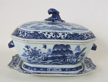 TERRIN med LOCK samt FAT, porslin, Kina, 1800-tal.