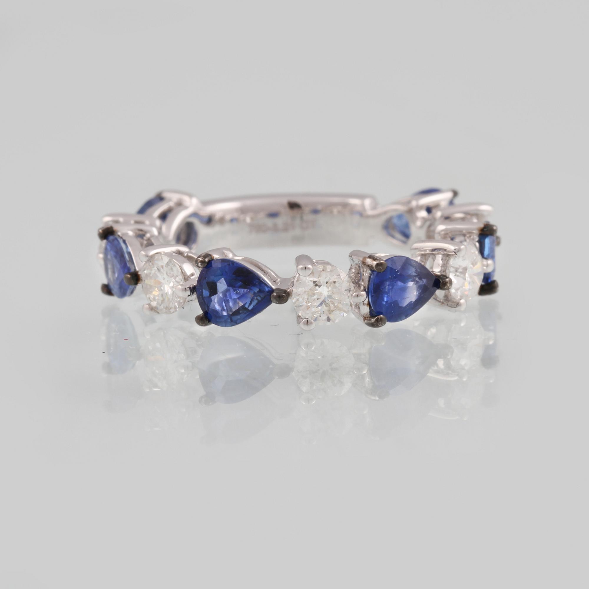 RING, 18K vitguld med briljantslipade diamanter ca 1.00 ct samt droppslipade blå safirer ca 2.21 ct. Vikt 4,5 gram.