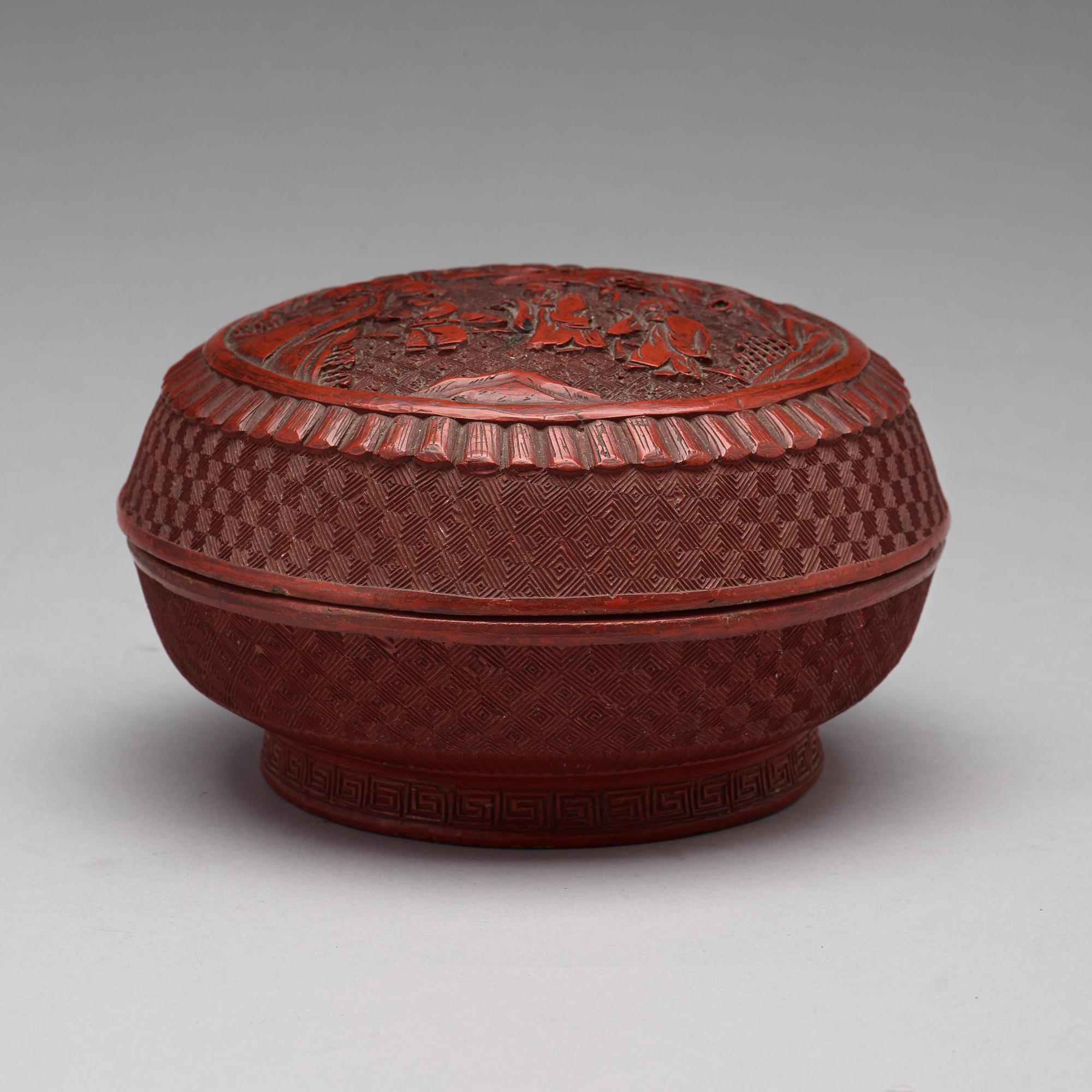 A lacquer box with cover, Qing dynasty, circa 1800.