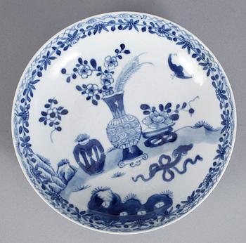 TALLRIKAR 2 st SAMT SKÅLFAT, porslin, Qianlong, Kina 1700-tal.
