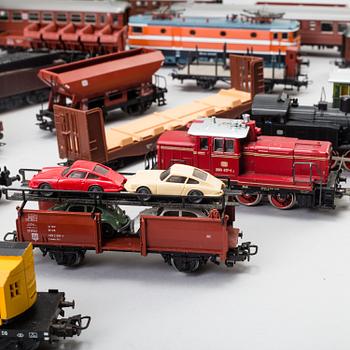 MÄRKLINBANA MED MÄRKLINTÅG, 152 delar, bland annat tågset Märklin, 1900-talets andra hälft.