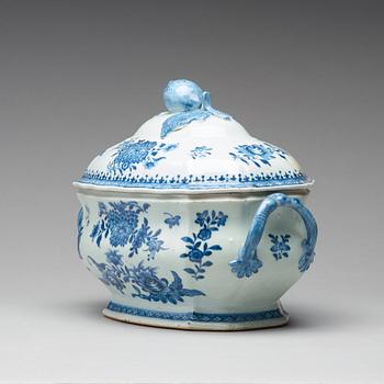 A blue and white tureen with cover,  Qing dynasty, Qianlong (1736-1795).