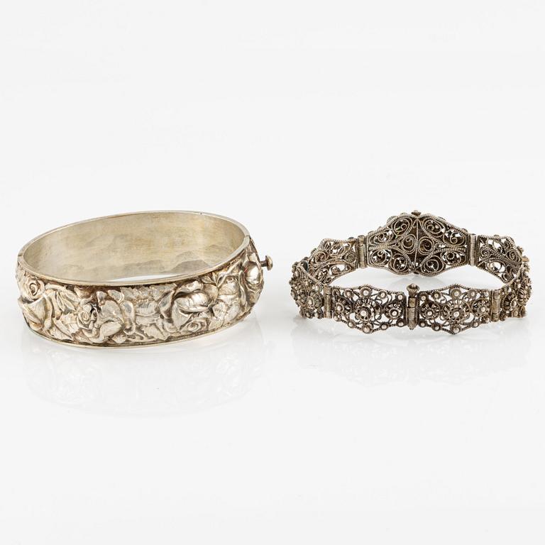 Armring samt armband, dekor av filigran, silver.