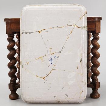 Tebord, med alliansvapen för Silversparre och von Otter, Rörstrand, 1700-talets senare del.
