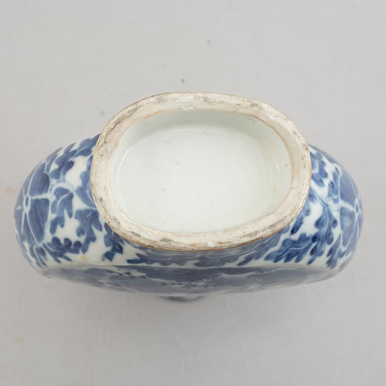 A Chinese blue and white porcelain moonflask, Qing dynasty, 19th century.