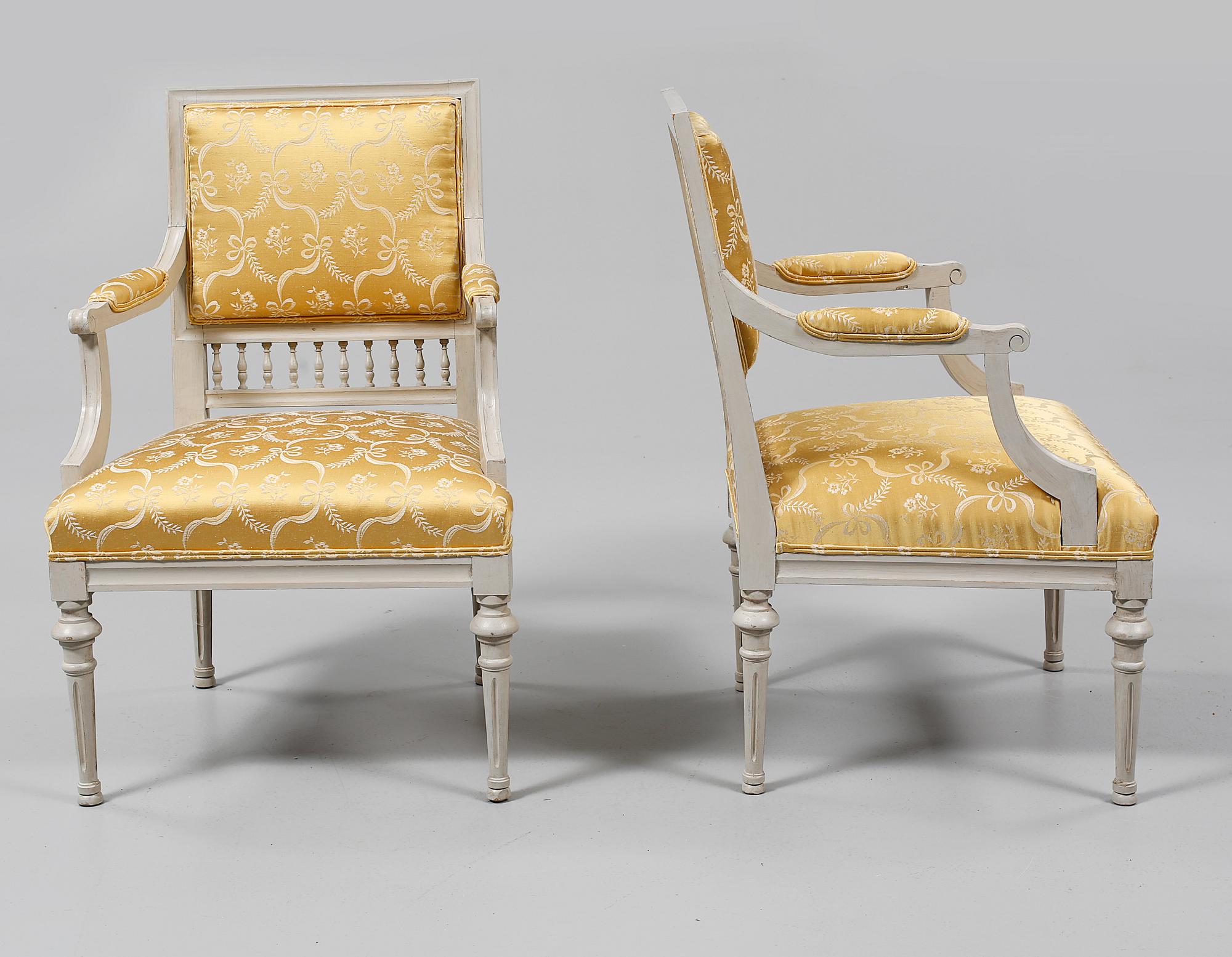 KARMSTOLAR, ett par gustaviansk stil, 1900-talets första hälft.